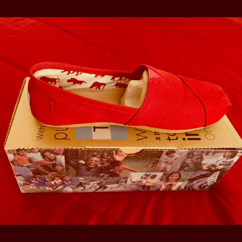 Toms-Classic Red